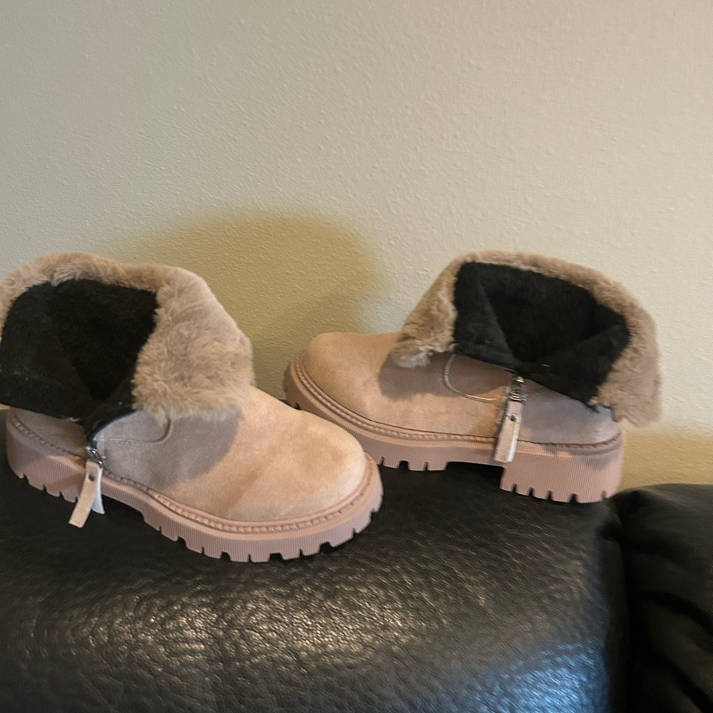 SNOW KHAKI BOOTS. SIZE 8.5